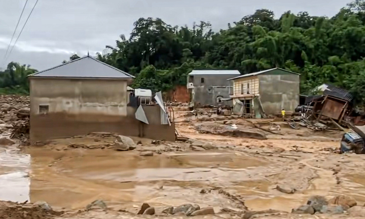 Lũ quét cuốn trôi 4 người ở Sơn La