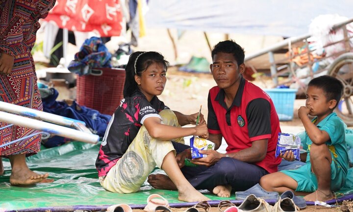 Hình ảnh người dân Thái Lan - Campuchia tìm nơi sơ tán giữa xung đột leo thang