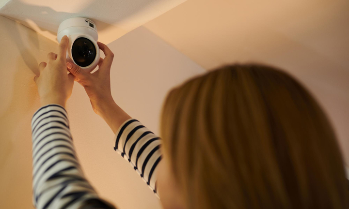 Có cô gái nào 19 tuổi vẫn bị bố mẹ lắp camera trong phòng để giám sát như tôi?