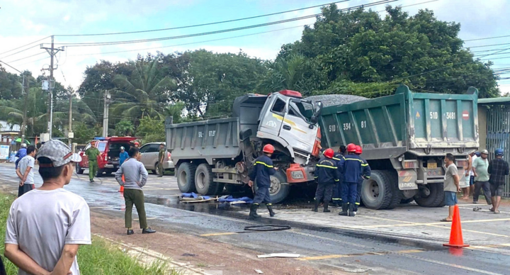 Hai xe ben đâm thẳng vào nhau, tài xế tử vong