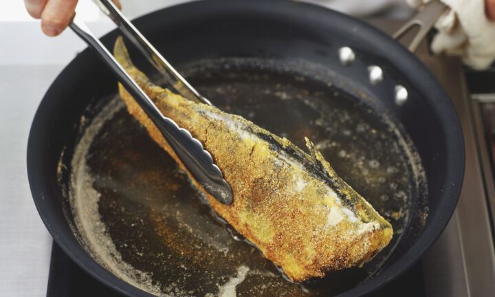 Nguyên tắc 'chảo nóng, dầu lạnh' khi rán cá
