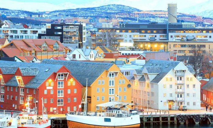 Cuộc sống ở thành phố Mặt trời không lặn suốt hai tháng