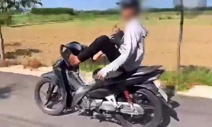 Nam thanh niên ở Đà Nẵng lái xe máy bằng 2 chân