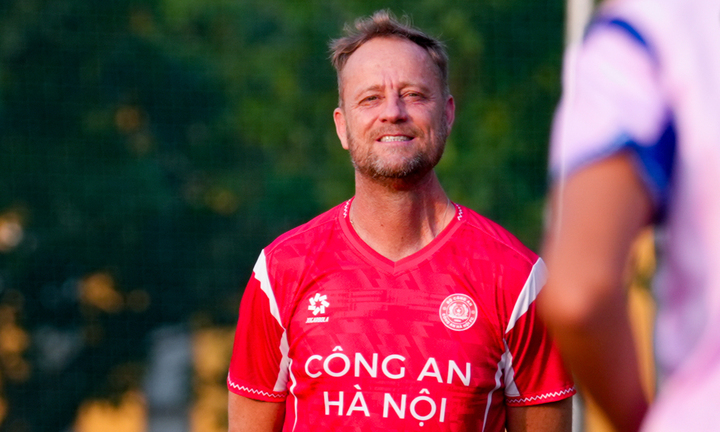 Singapore chèo kéo HLV Công an Hà Nội, so sánh với Cannavaro