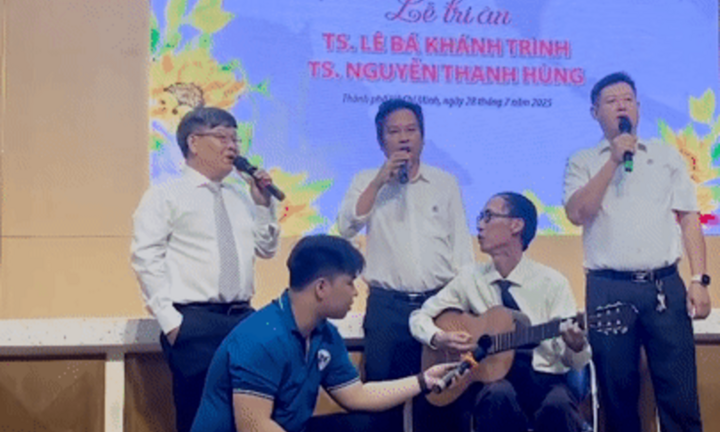 Xúc động lễ chia tay thầy Lê Bá Khánh Trình, 4 tiến sĩ đàn hát 'Thời thanh niên sôi nổi'