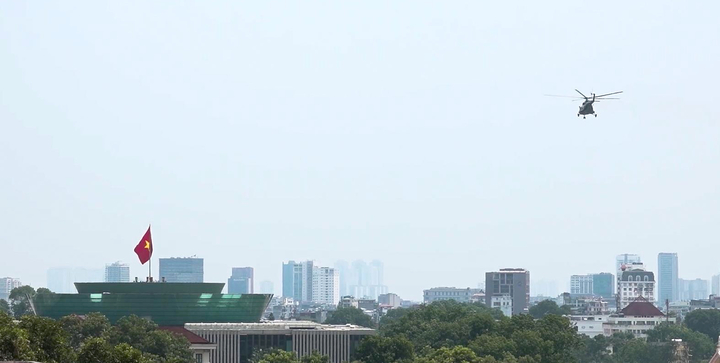 Tiêm kích Su-30MK2, trực thăng bay khảo sát, chuẩn bị biểu diễn dịp đại lễ 2/9