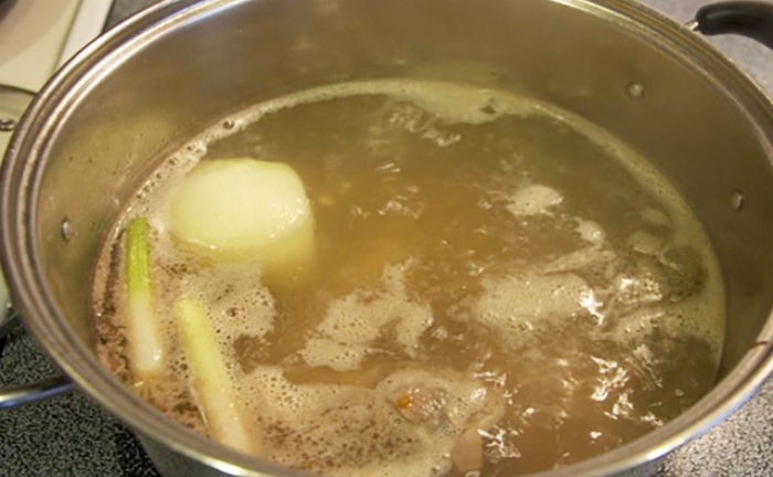 Có nên dùng nước luộc thịt để nấu canh?