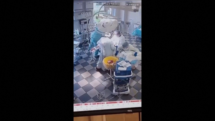 Khoảnh khắc nhân viên y tế ở Nga phẫu thuật cứu người bất chấp rung lắc động đất