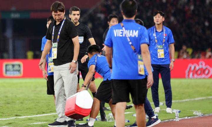 U23 Việt Nam rải chai nước ngăn đòn ném biên 'sát thủ' của U23 Indonesia?