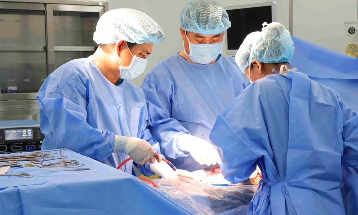 Thiếu nữ 15 tuổi mang u buồng trứng to như thai 7 tháng