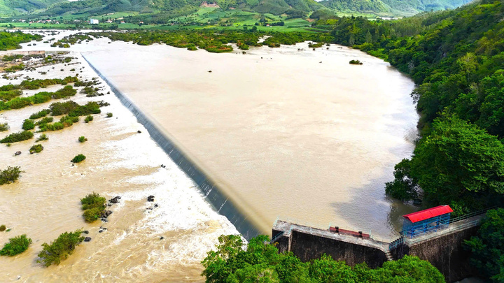 Ngắm Đập Đồng Cam trăm tuổi - báu vật của xứ hoa vàng cỏ xanh