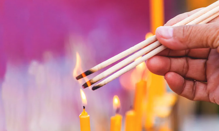 Thắp hương bao lâu thì hạ lễ, thụ lộc?