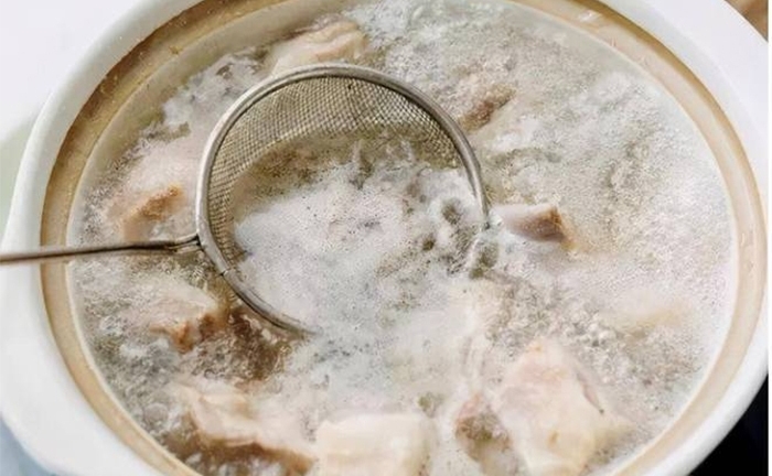 Nước luộc thịt có váng bọt do thực phẩm nhiễm hóa chất?