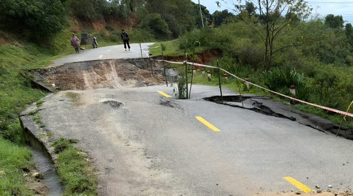 Xuất hiện 'hố tử thần' sâu 1,2m trên Quốc lộ 40B ở miền núi Quảng Ngãi