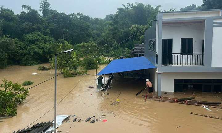 Mưa lũ dâng nhanh, hàng trăm hộ dân ở Sơn La và Điện Biên phải sơ tán khẩn cấp