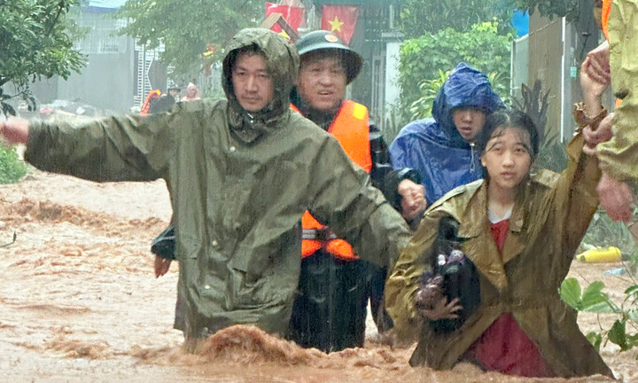 Nhà cửa bị cuốn trôi, 10 người thương vong do mưa lũ ở Sơn La, Điện Biên