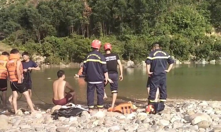 Trượt chân ngã khi đang lội suối, 2 sinh viên ở Đà Nẵng mất tích