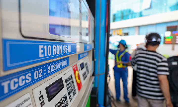 Ngày đầu bán xăng E10 tại Hà Nội: Khách hàng sẵn sàng mua để bảo vệ môi trường