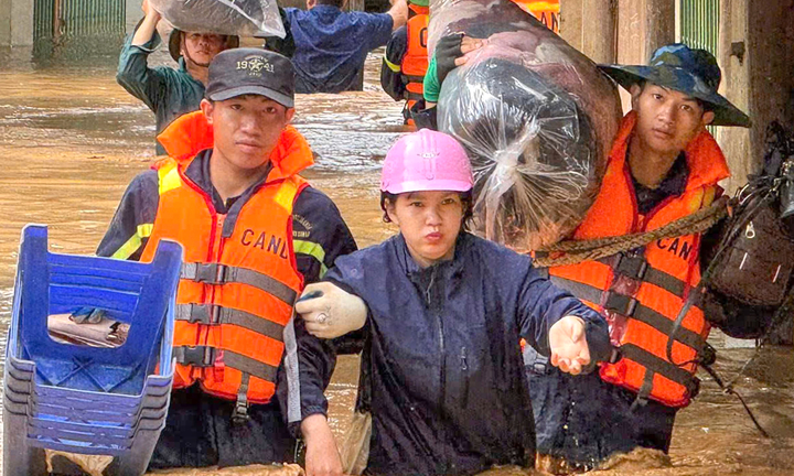 Cảnh sát lội bùn giúp dân khắc phục hậu quả sau mưa lũ kinh hoàng ở Sơn La