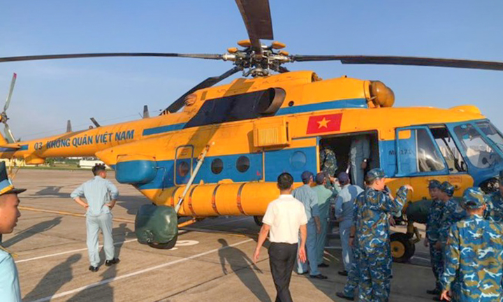 Máy bay quân đội chở 2 tấn hàng cứu trợ tiếp tế vùng lũ Điện Biên