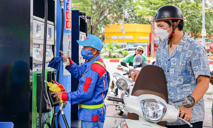 Giá xăng dầu hôm nay 2/8: Thế giới giảm, trong nước ổn định