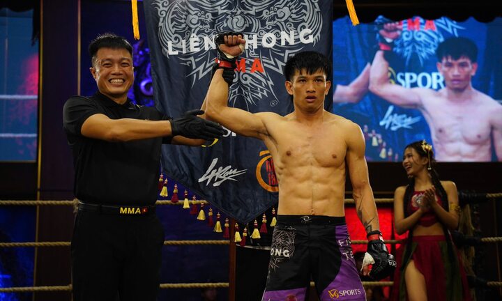 Khiêu khích cao thủ Việt Nam, 'mãnh hổ 'Indonesia rời sân bằng cáng 