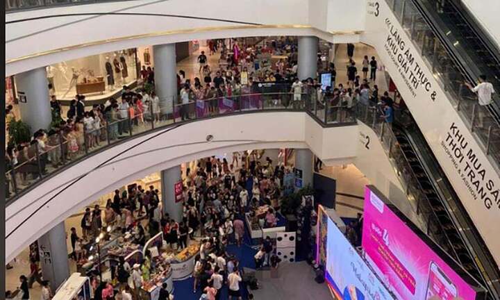 Người đàn ông rơi từ tầng cao xuống đất tại Aeon Mall Long Biên