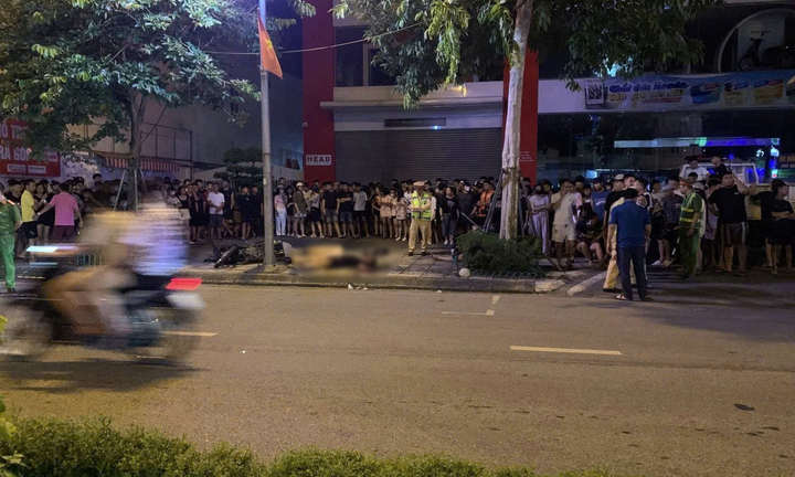 Xe máy chở 3 lao vào cột đèn khiến 1 người chết, 2 người nhập viện