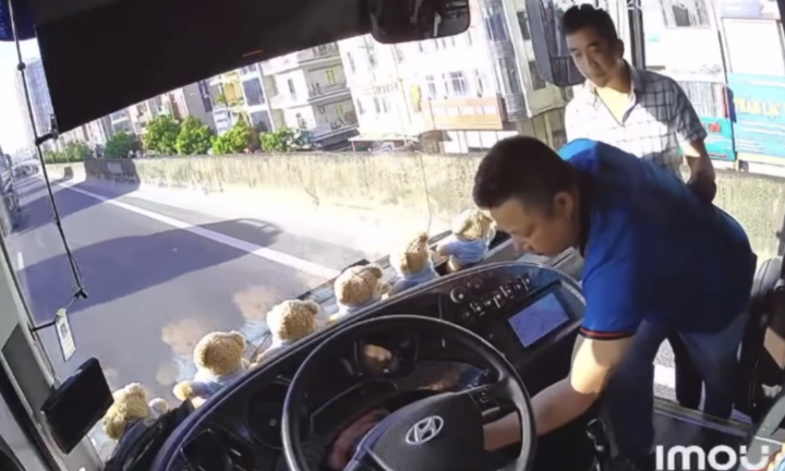 Hà Nội: Người đàn ông lao lên xe khách đang lưu thông, rút chìa khóa rồi bỏ đi