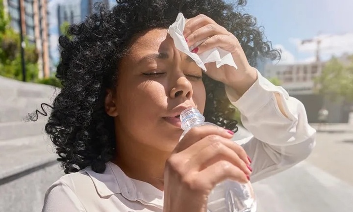 Cách làm mát người trong ngày nóng: Rửa tay trước rửa mặt, uống và tắm nước ấm