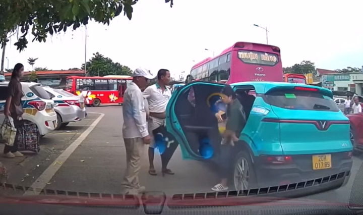 Nhóm người không cho taxi đón khách trong bến, đuổi phụ nữ bế con nhỏ ra khỏi xe