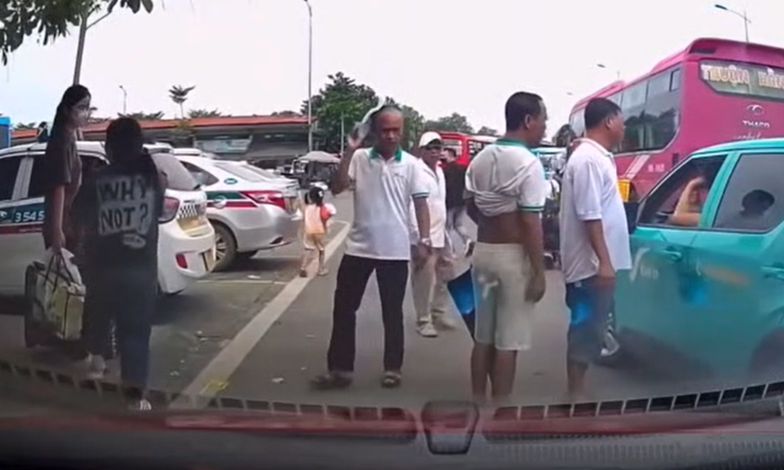 Hãng taxi ‘độc chiếm’ bến, đuổi phụ nữ bế con nhỏ khỏi xe: Sở Xây dựng Thái Nguyên yêu cầu làm rõ