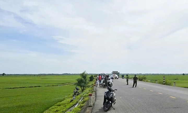 Phát hiện người đàn ông chết cạnh xe máy bên quốc lộ ở Quảng Trị