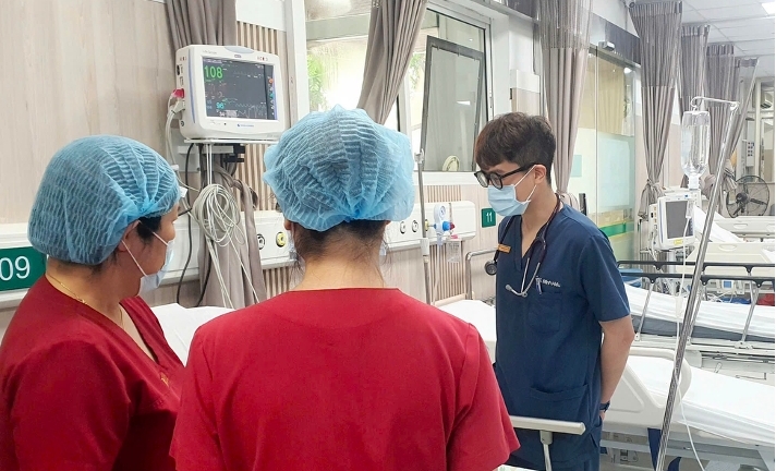 Thở máy, lọc máu vì sốc nhiệt
