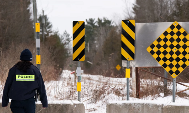 Canada phát hiện 44 người vượt biên trái phép trong thùng xe container
