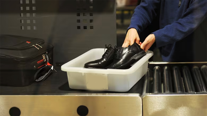 Thời công nghệ hiện đại, sao vẫn bắt cởi thắt lưng, giày kiểm tra an ninh ở sân bay?