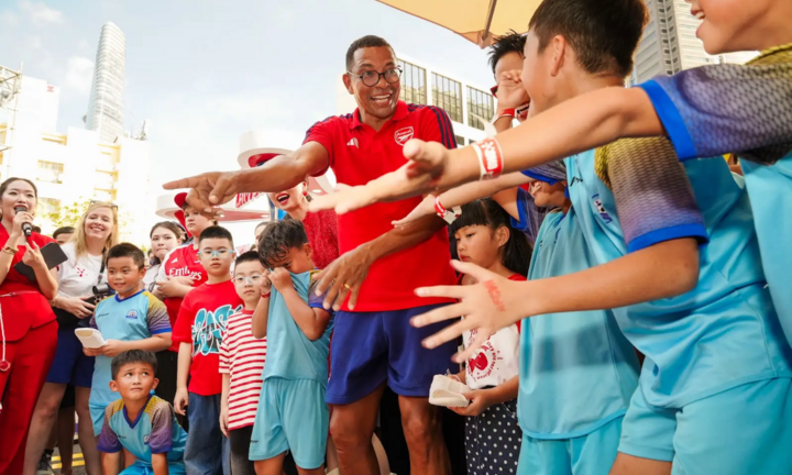 Gilberto Silva xuất hiện tại sự kiện OMO Pháo Đài Lấm Bẩn, fan vây kín gặp mặt