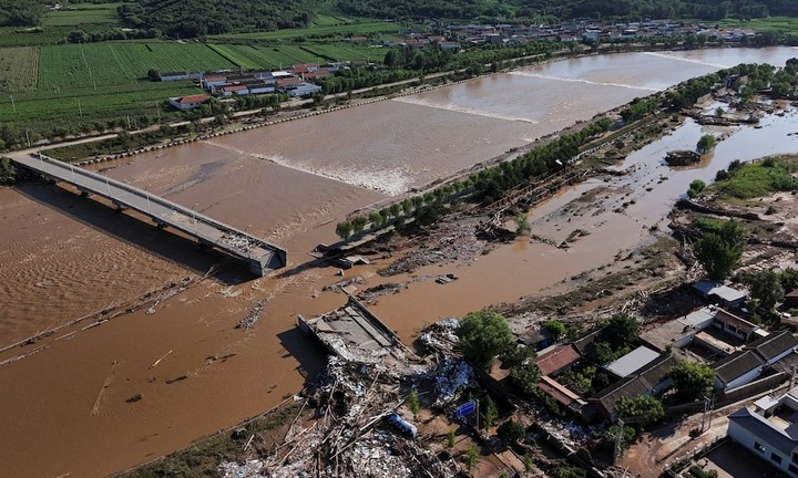 Bắc Kinh ban hành cảnh báo mưa bão cao nhất, sơ tán hơn 82.000 dân