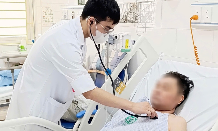 Lọc máu liên tục vì 'sinh vật lạ' cắn chân lúc tắm biển