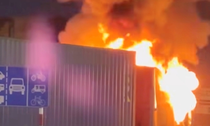 Xe container cháy ngùn ngụt ở TP.HCM