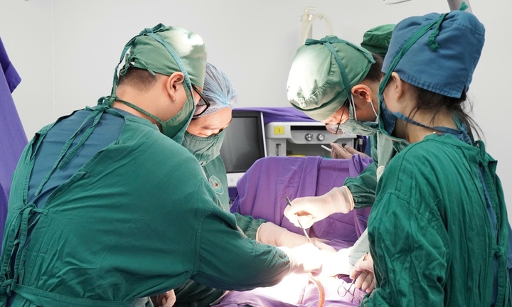 Vượt sóng dữ cứu sản phụ chuyển dạ giữa đêm mưa lớn