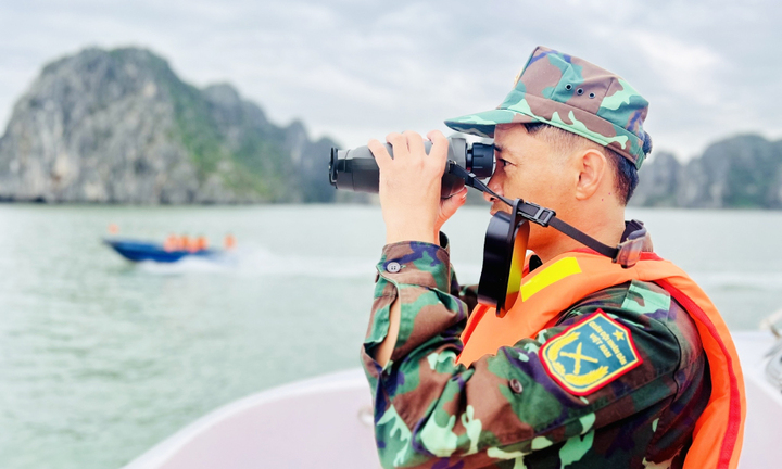 Quảng Ninh bố trí tàu quân đội tuần tra cả ngày tại Vịnh Hạ Long