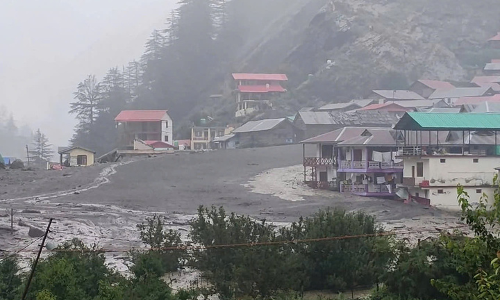 Khoảnh khắc thị trấn ở Ấn Độ bị lũ chôn vùi chỉ trong tích tắc