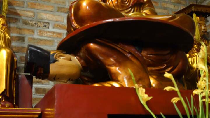 Giải mã bức tượng Phật ngồi trên lưng vua độc nhất vô nhị ở Hà Nội