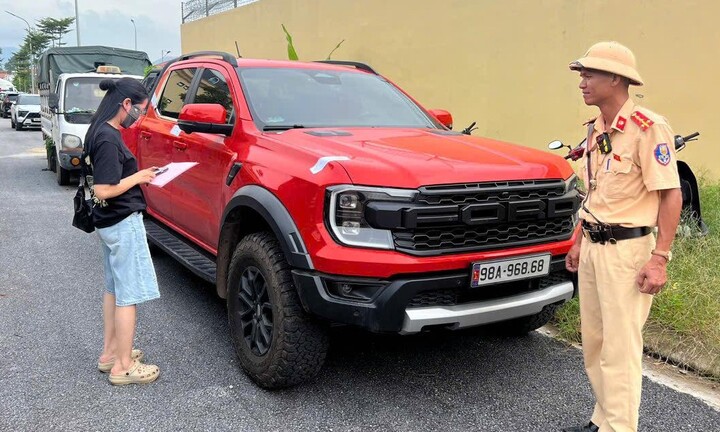 Xe bán tải vượt đèn đỏ, lộ biển số giả 'lộc phát'