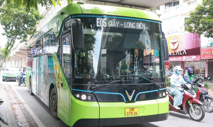 Thí điểm tuyến buýt điện phục vụ tham quan tại trung tâm Hà Nội