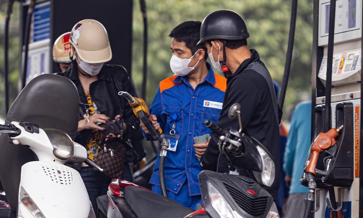 Giá xăng tăng vượt 20.000 đồng/lít, giá dầu giảm