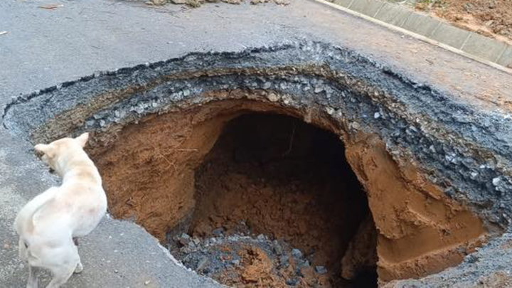 'Hố tử thần' xuất hiện trên đường liên xã ở Lào Cai