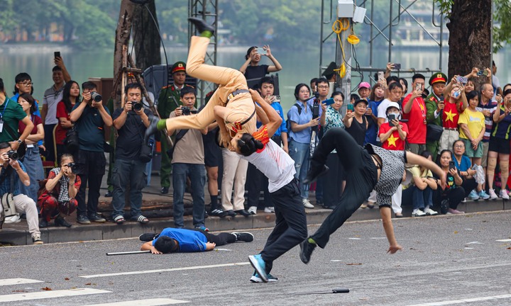 Kịch tính màn biểu diễn võ thuật quật ngã tội phạm của nữ CSGT Hà Nội