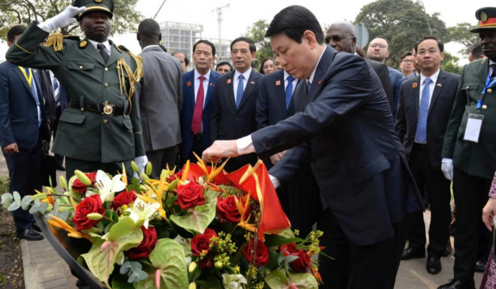 Chủ tịch nước Lương Cường đặt hoa tại Tượng Bác Hồ ở Luanda